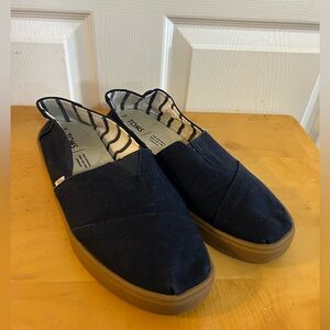 Tom’s men’s navy alpargatas, size 11